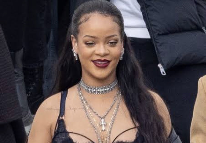 Rihanna asiste al desfile de Dior en lencería FOTOS