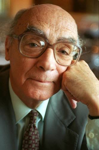 José Saramago sonriente