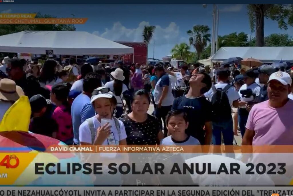 Personas viendo el eclipse