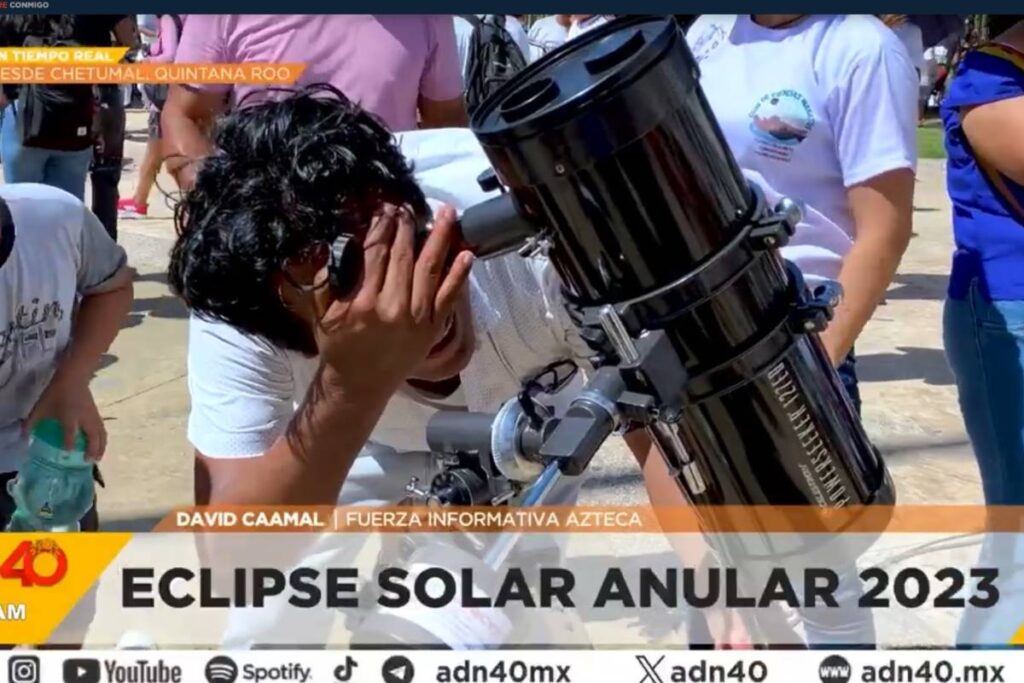 Hombre viendo el eclipse